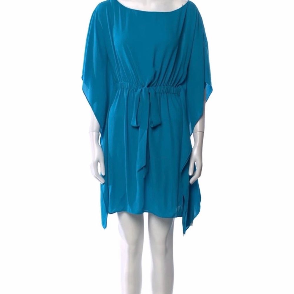 Alice + Olivia
Bateau Neckline Mini Dress
Size: L